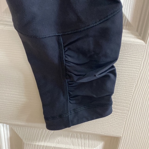 Lululemon Size 6 Capris. Excellent Condition - Picture 5 of 5